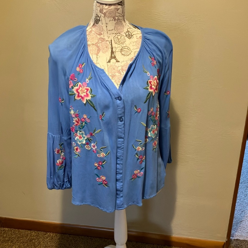 UMGEE. BLUE BLOUSE WITH EMBROIDERED FLOWERS. SIZE MEDIUM. BEAUTIFUL. EUC